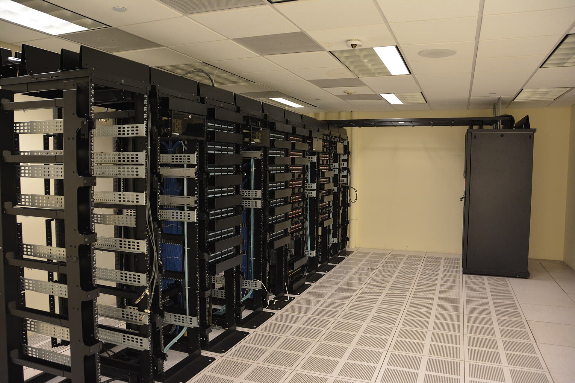 Datacenter server racks for low-latency forex VPS hosting